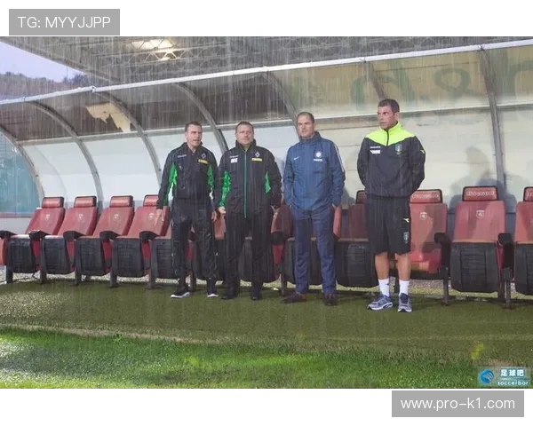 天气中断时足球比赛规则如何判定和执行？